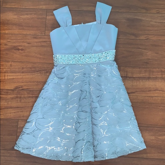 Cute little short dress - Picture 1 of 4